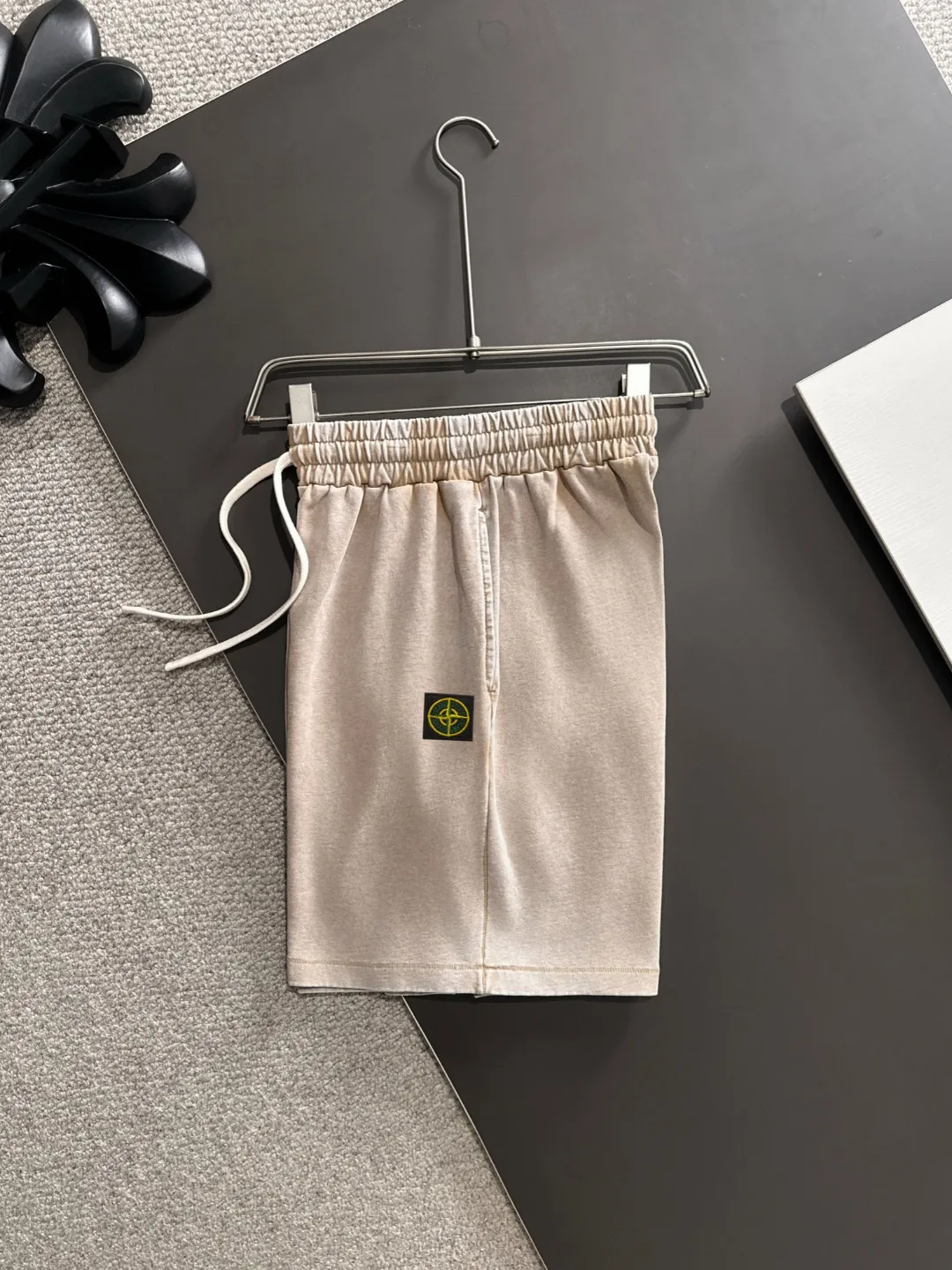 🅿️330 shipped next day. High-quality Stone Island/Stone Island 2025 spring and summer new elastic band casual solid color loose shorts. The hem of the trousers is stitched with two stitches. The stitching is fine and firm. The fabrics customized by the counter are highly breathable and comfortable. The details are impeccable. The design concept of brand elements reflects high quality. It feels delicate and soft! It presents a casual cut and the upper body shape is great! Size: S-XXL